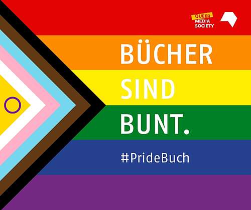 Weiße Schrift auf Progress Flag: Bücher sind bunt. #PrideBuch