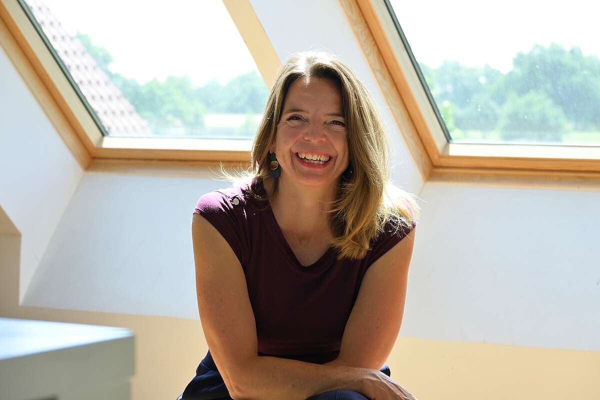 Die lächelnde Lesekünstlerin Sarah Welk.