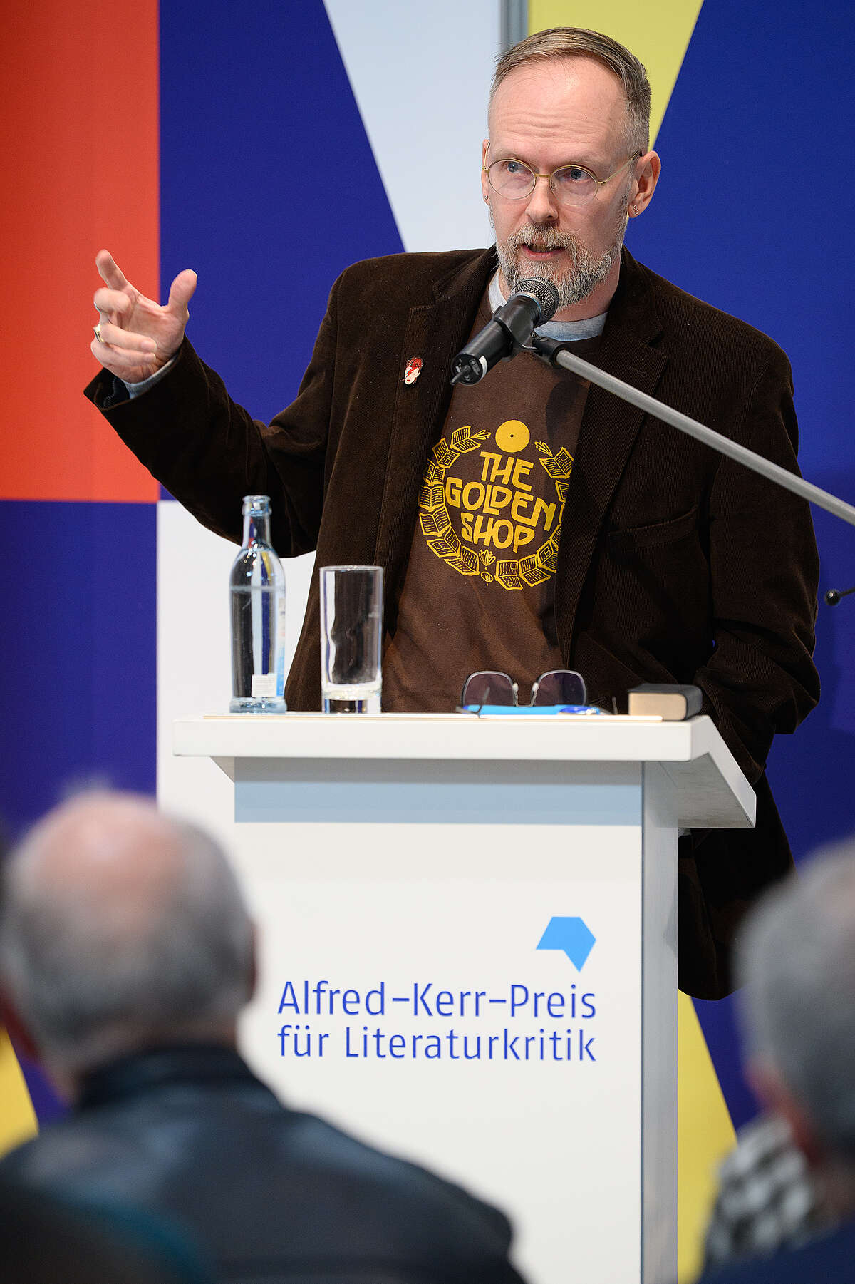 Dietmar Dath während seiner Rede auf der LBM stehend am Rednerpult