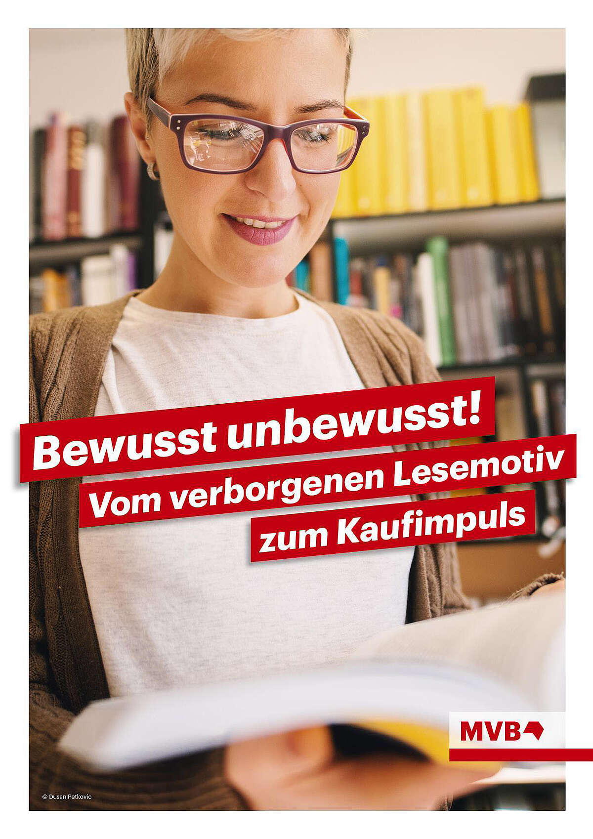 Eine Frau liest ein Buch, davor steht der Text "Bewusst unbewusst! Vom verborgenen Lesemotiv zum Kaufimpuls."