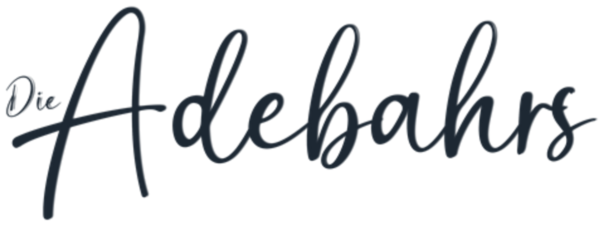 Schriftzug mit den Worten "Die Adebahrs"