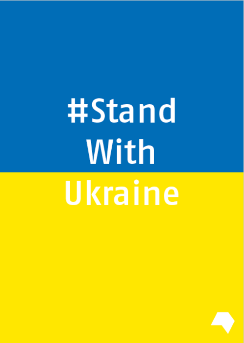 Download: Weiße Schrift, Hintergrund in den Farben der ukrainischen Flagge: #Stand With Ukraine