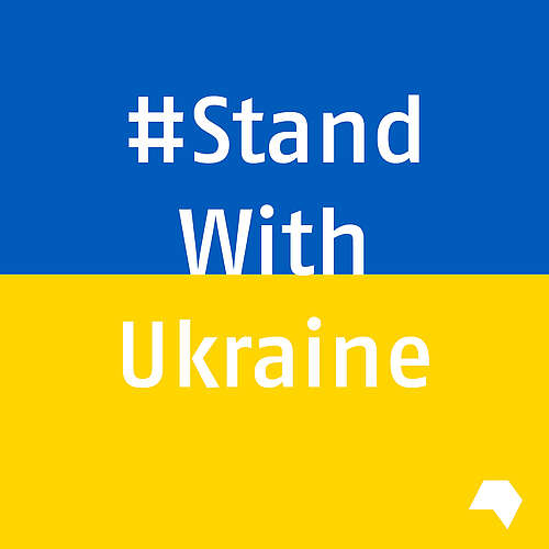 Download: Weiße Schrift, Hintergrund in den Farben der ukrainischen Flagge: # Stand with Ukrain