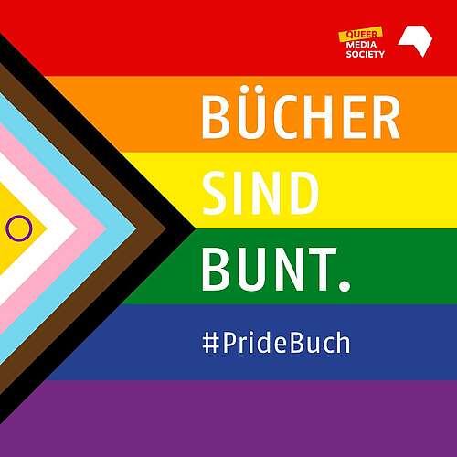 Weiße Schrift auf Progress Flag: Bücher sind bunt. #PrideBuch