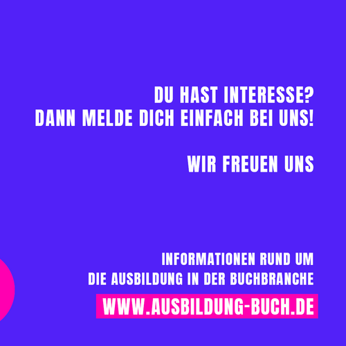 Weiße Schrift auf blauen und pinken Hintergrund: Du hast Interesse? Dann melde dich einfach bei uns. Wir freuen uns. Informationen rund im die Ausbildung in der Buchbranche www.Ausbildung-buch.de-Hier.de