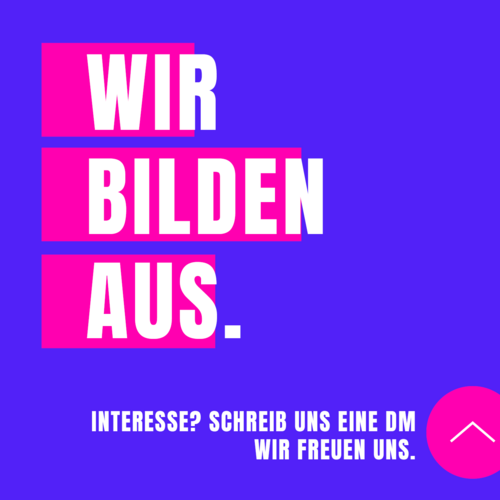 Weiße Schrift auf blauen und pinken Hintergrund: Wir bilden aus. Interesse? Schreib uns eine DM. Wir freuen uns.