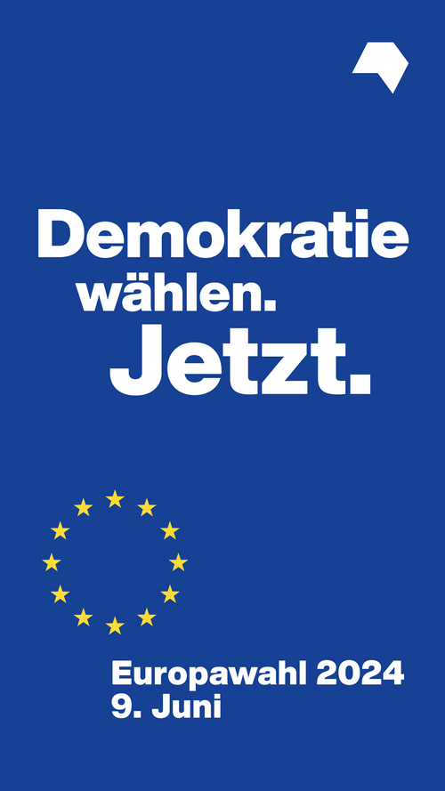Weiße Schrift auf dunkelblauem Hintergrund: "Demokratie wählen. Jetzt." Darunter sind die Sterne der Europaflagge abgebildet sowie der Schriftzug "Europawahl 2024, 9. Juni".