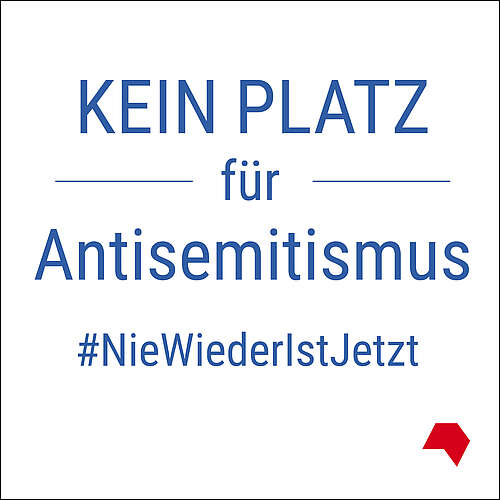 Blauer Text auf weißem Hintergrund: Kein Platz für Antisemitismus #NieWiederIstJetzt